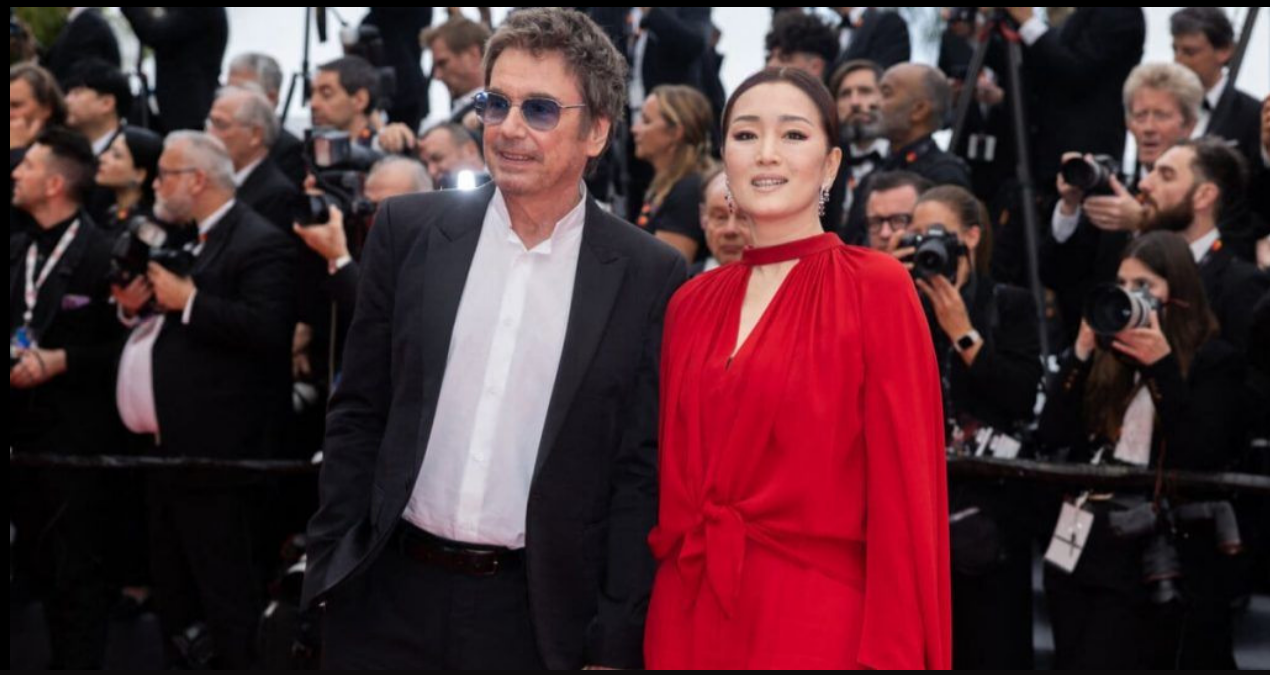 Củng Lợi được chồng Tây hơn 17 tuổi nắm chặt tại xuất hiện trên thảm đỏ LHP Cannes 2023 ngày 3 - Ảnh 1
